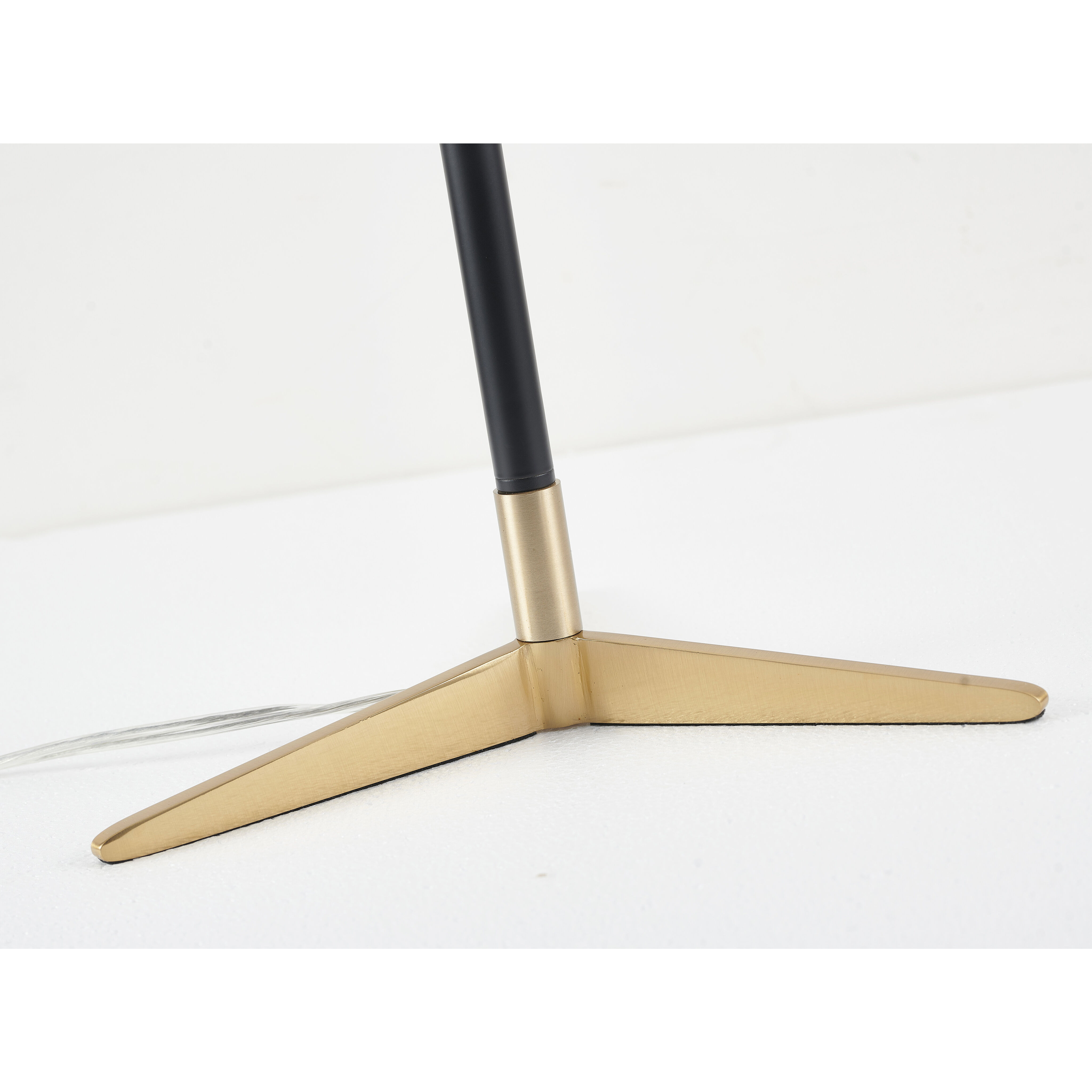 Canada 26.5 inch 100.00 watt Antique Brass and Black Table Lamp Portable Light